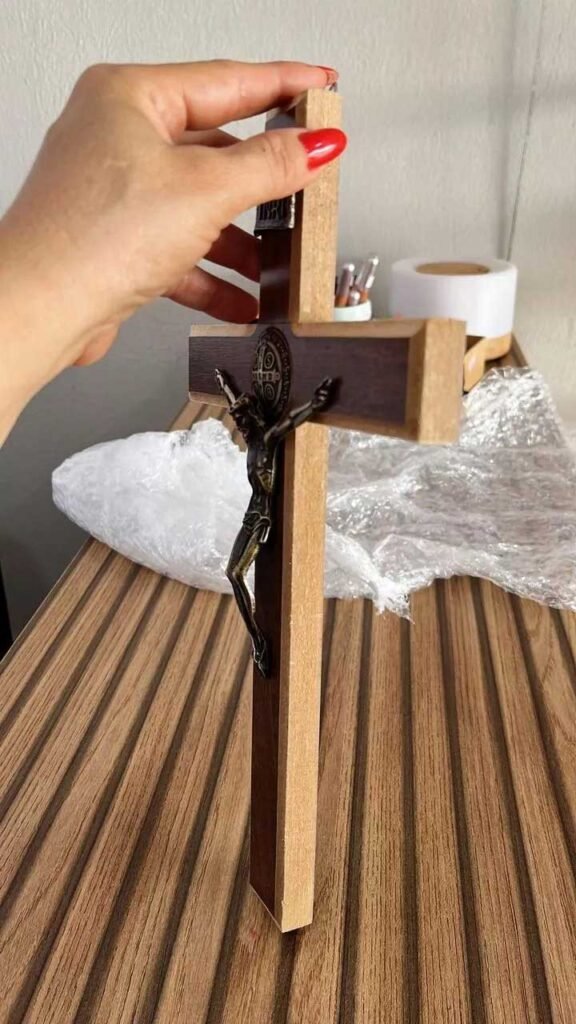 Crucifixo de Madeira com Medalha de São Bento 8