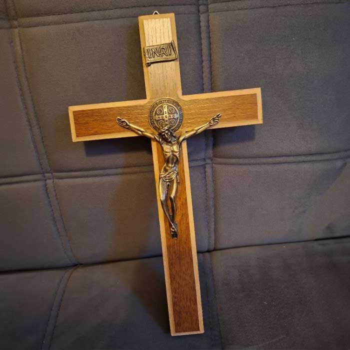 Crucifixo de Madeira com Medalha de São Bento 1