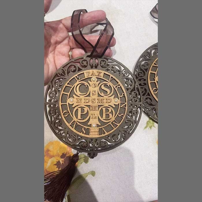 escapulário de porta com medalha de são bento 17