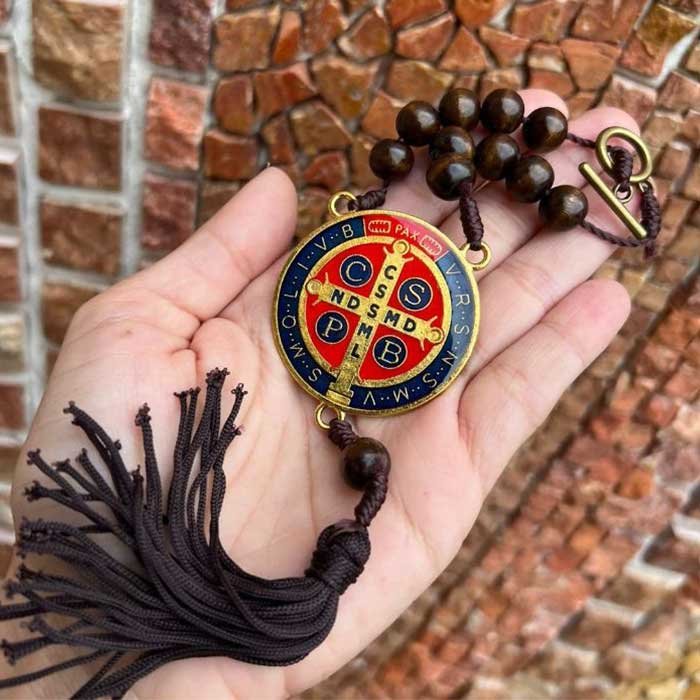 enfeite de retrovisor com medalha de são bento 1