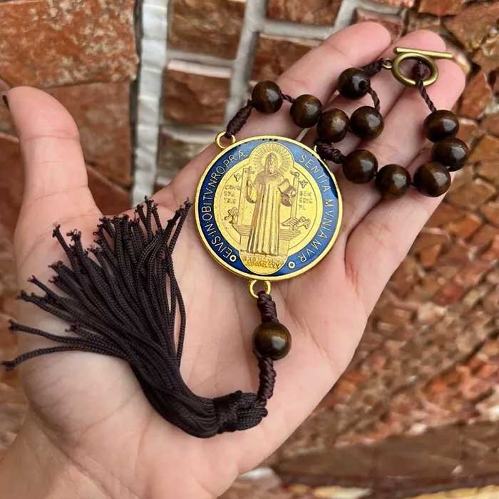 enfeite de retrovisor com medalha de são bento 13