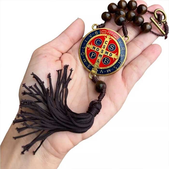 enfeite de retrovisor com medalha de são bento 16