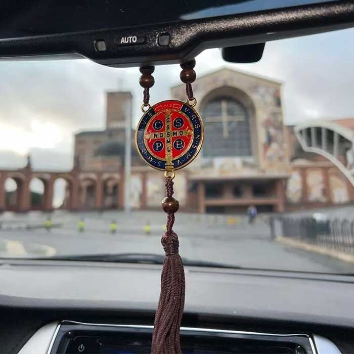 enfeite de retrovisor com medalha de são bento 14