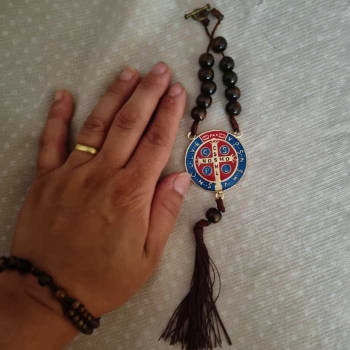 enfeite de retrovisor com medalha de são bento 11