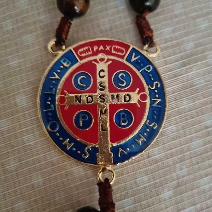 enfeite de retrovisor com medalha de são bento 19